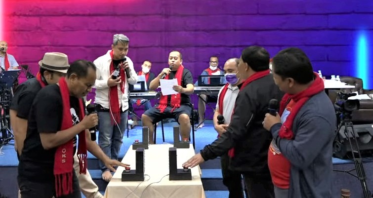 Selain nyanyi OKS juga ada quiz nya tampak Romo Matius Pawai CICM tampil sebagai peserta quiz pada OKS 22 September 2022 (2)--PAKAI